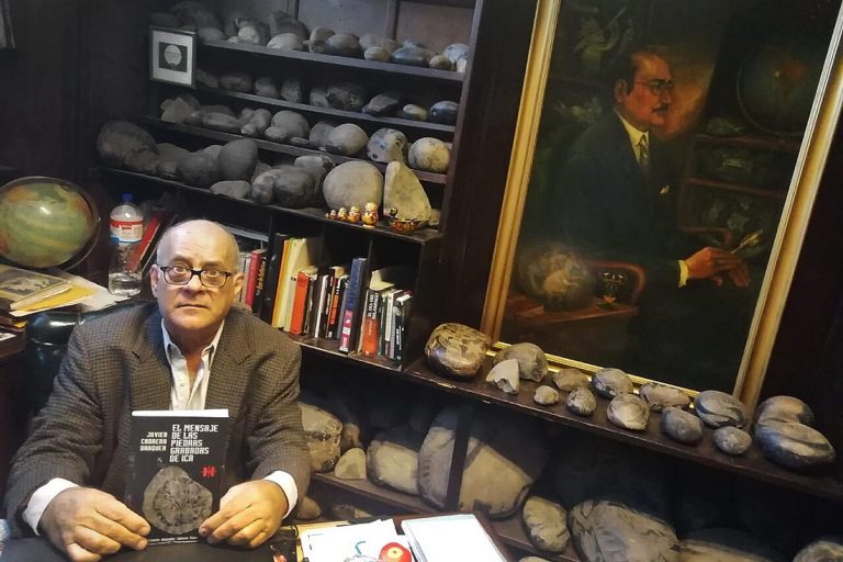 Хавьер Кабрера Даркер со своей книгой «Сообщение от камней с рисунками из Ики»